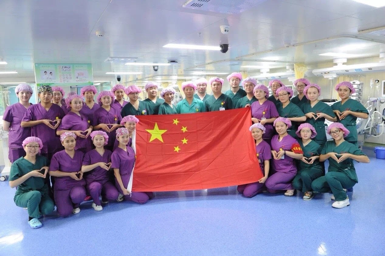 重症医学科与红旗合影.JPG