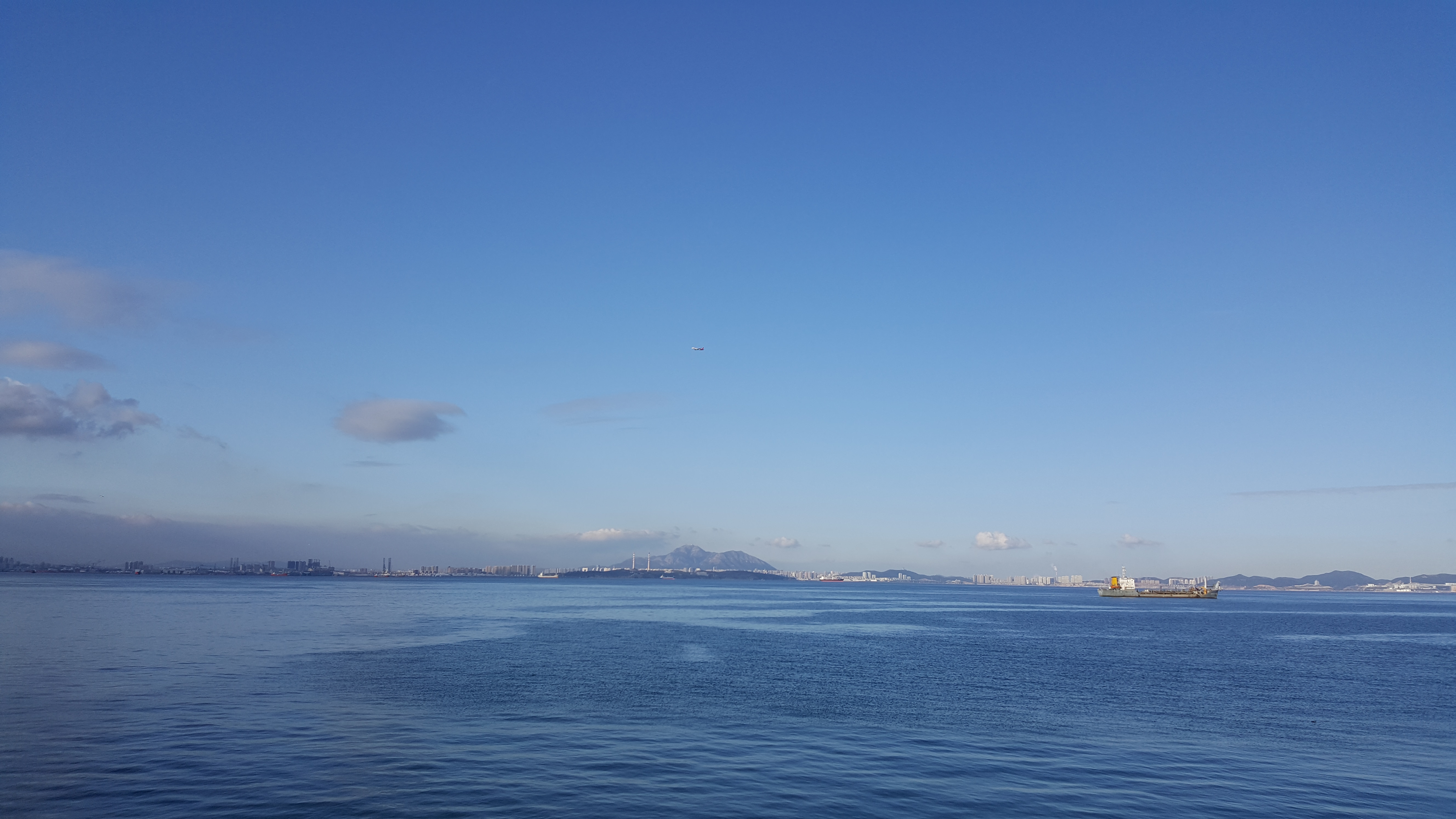 海天一色的海湾.jpg